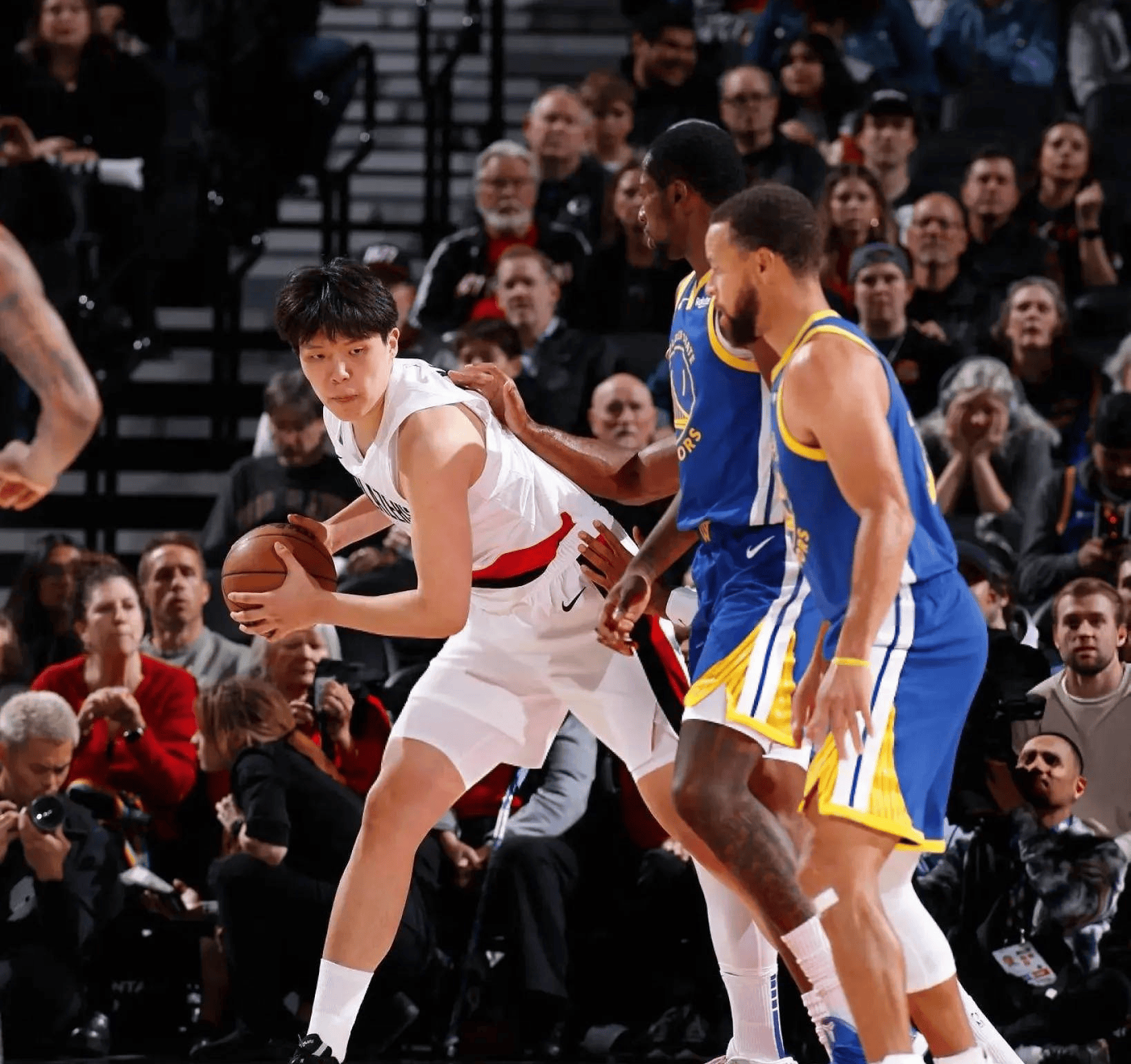 关于赛前俄克拉荷马雷霆伤情更新：NBA季后赛节点到来，压力陡增，年轻球员得到机会的信息-爱游戏在线