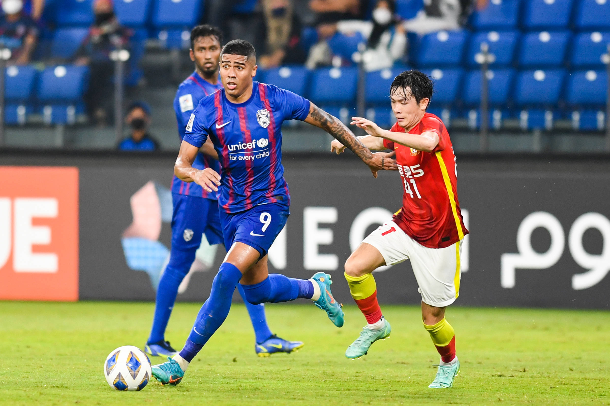 包含广州队迎亚冠关键赛,赛后回应争议,球迷炸锅,轮换策略成焦点的词条-爱游戏体育